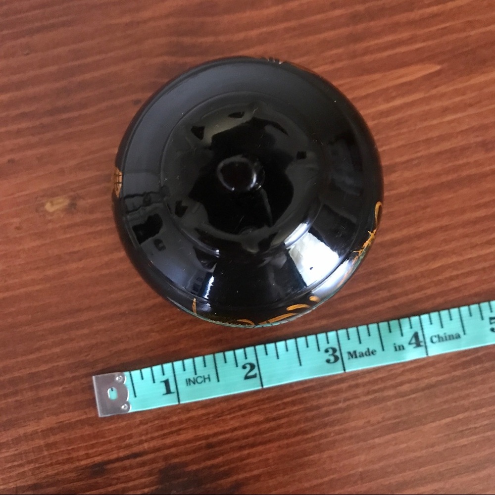 Small Black Lacquer Trinkets Dish with Lid - Picture 8 of 9